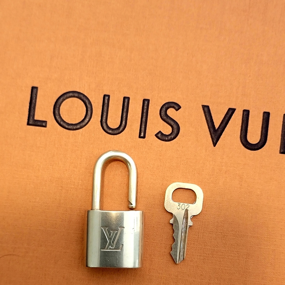 Louis Vuitton authentic brass padlock and key❤ - Picture 5 of 6